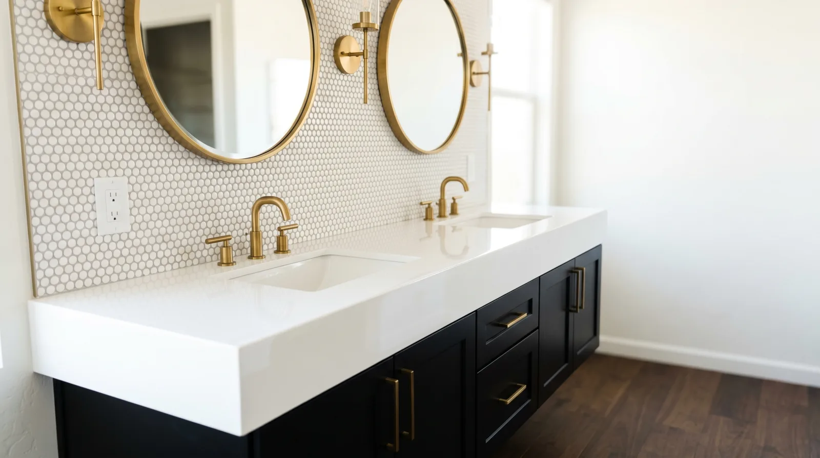 Pure White + Black detail, Sun City